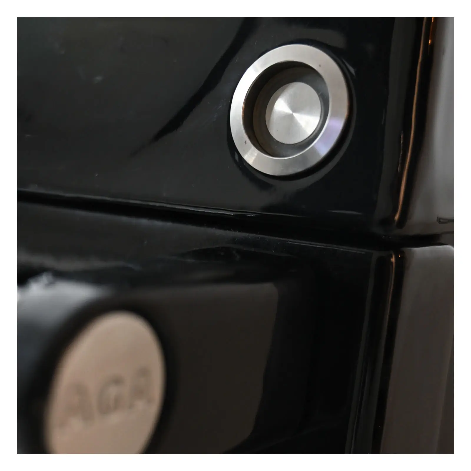 R3 100 Compact Black 2
