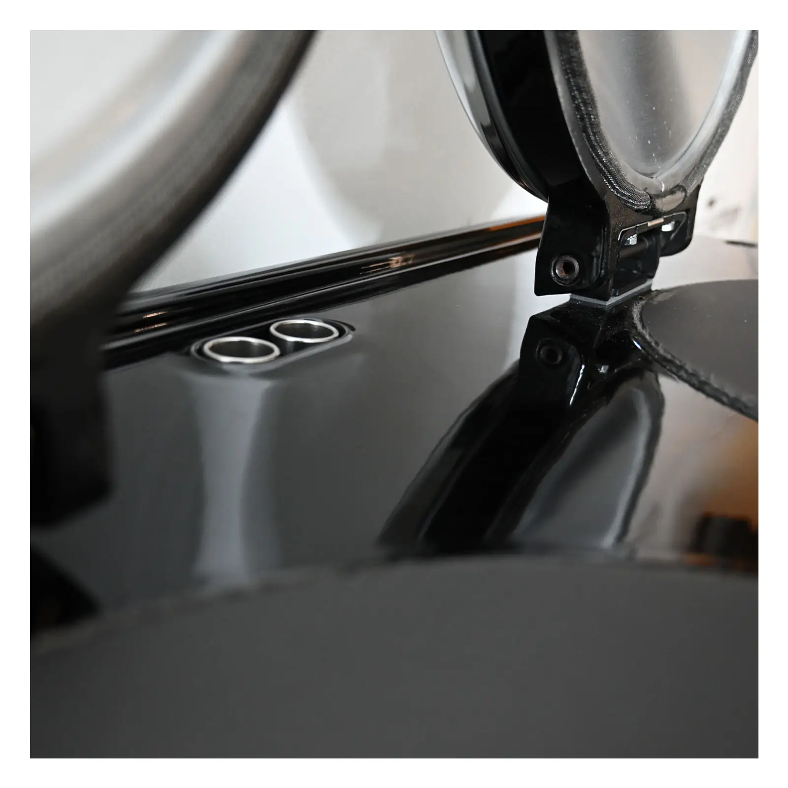 R3 100 Compact Black 9